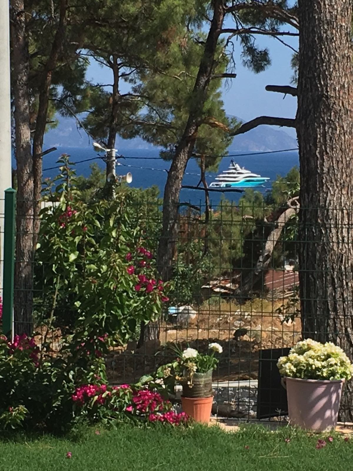Bahçeden deniz manzarası